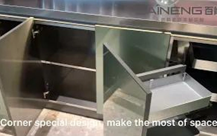 Baineng tủ bếp màu xanh lá cây với