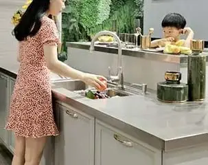 Tủ bếp baineng mang lại sự đồng hành cho trẻ em