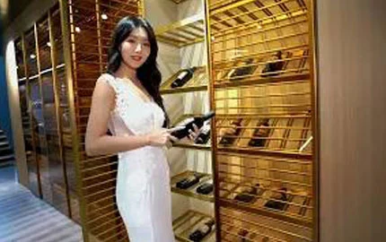 Các sản phẩm mới là thời trang, nhẹ nhàng và sang trọng, và nghệ thuật đơn giản và thanh lịch va chạm. Gian hàng số 4.2-11 sẽ cho phép bạn gặp gỡ sự lãng mạn bất ngờ